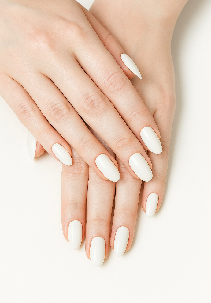 [Nails] White press on small length nails