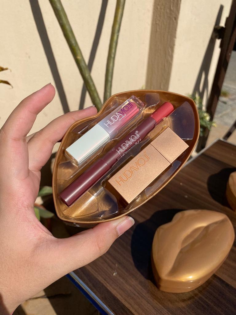Huda moji lip set